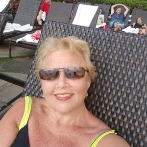 Meet your Posher, Leslie